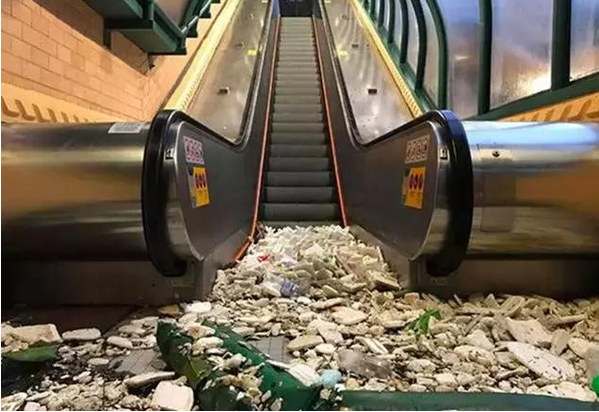 海水混雜著漂浮物涌入大樓內(nèi)，積水退去只剩下沉淀物。